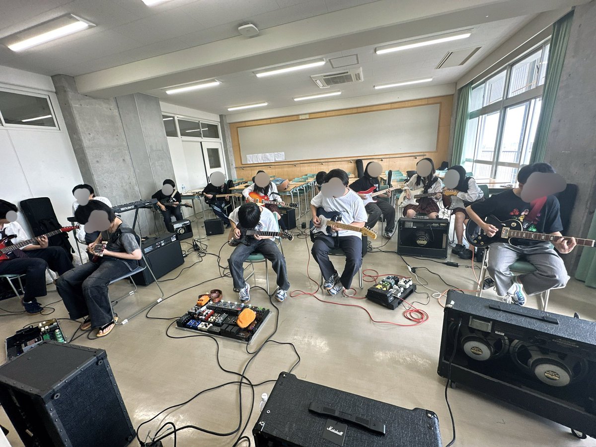charaguitar666's tweet photo. この間の同窓会の流れで母校の軽音部合宿 初1日OBギター&amp;バンド講師をやってきました！
みんなアンサンブルを大事にしようとしてて素晴らしかった。楽しんで続けてほしい！
こういうの初の参加だったけど前からどんな様子なのか見てみたかったしなんか校舎も部室も歩き回ってノスタルジックになった… https://t.co/e7Bua2RlDN