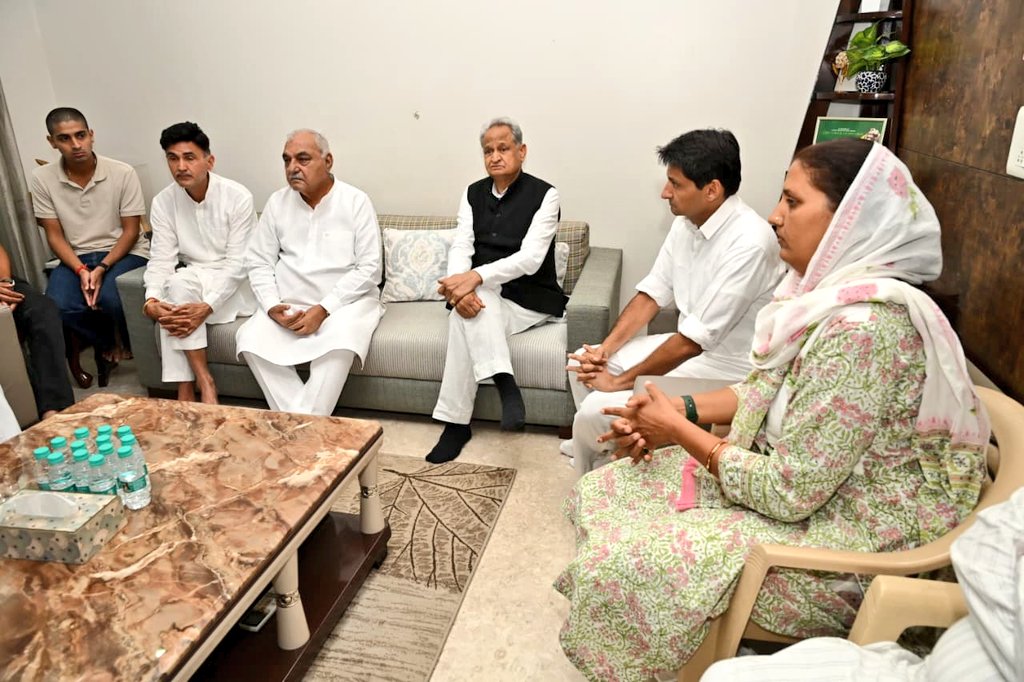 Deepender Singh Hooda (@deependershooda) on Twitter photo बीते दिनों पूर्व विधायक बहन डॉ. <a href="/KrishnaPooniaIN/">Dr. Krishna Poonia</a> के देवर और भाई वीरेन्द्र पूनिया के छोटे भाई स्व. सतीश पूनिया के आकस्मिक निधन पर आज उनके जयपुर स्थित निवास पर पहुंचकर दिवंगत आत्मा को श्रद्धांजलि अर्पित की और शोक संवेदनाएँ व्यक्त की।
दुःख की इस घड़ी में शोक संतप्त परिवार से मिलकर बीते दिनों पूर्व विधायक बहन डॉ. <a href="/KrishnaPooniaIN/">Dr. Krishna Poonia</a> के देवर और भाई वीरेन्द्र पूनिया के छोटे भाई स्व. सतीश पूनिया के आकस्मिक निधन पर आज उनके जयपुर स्थित निवास पर पहुंचकर दिवंगत आत्मा को श्रद्धांजलि अर्पित की और शोक संवेदनाएँ व्यक्त की।
दुःख की इस घड़ी में शोक संतप्त परिवार से मिलकर