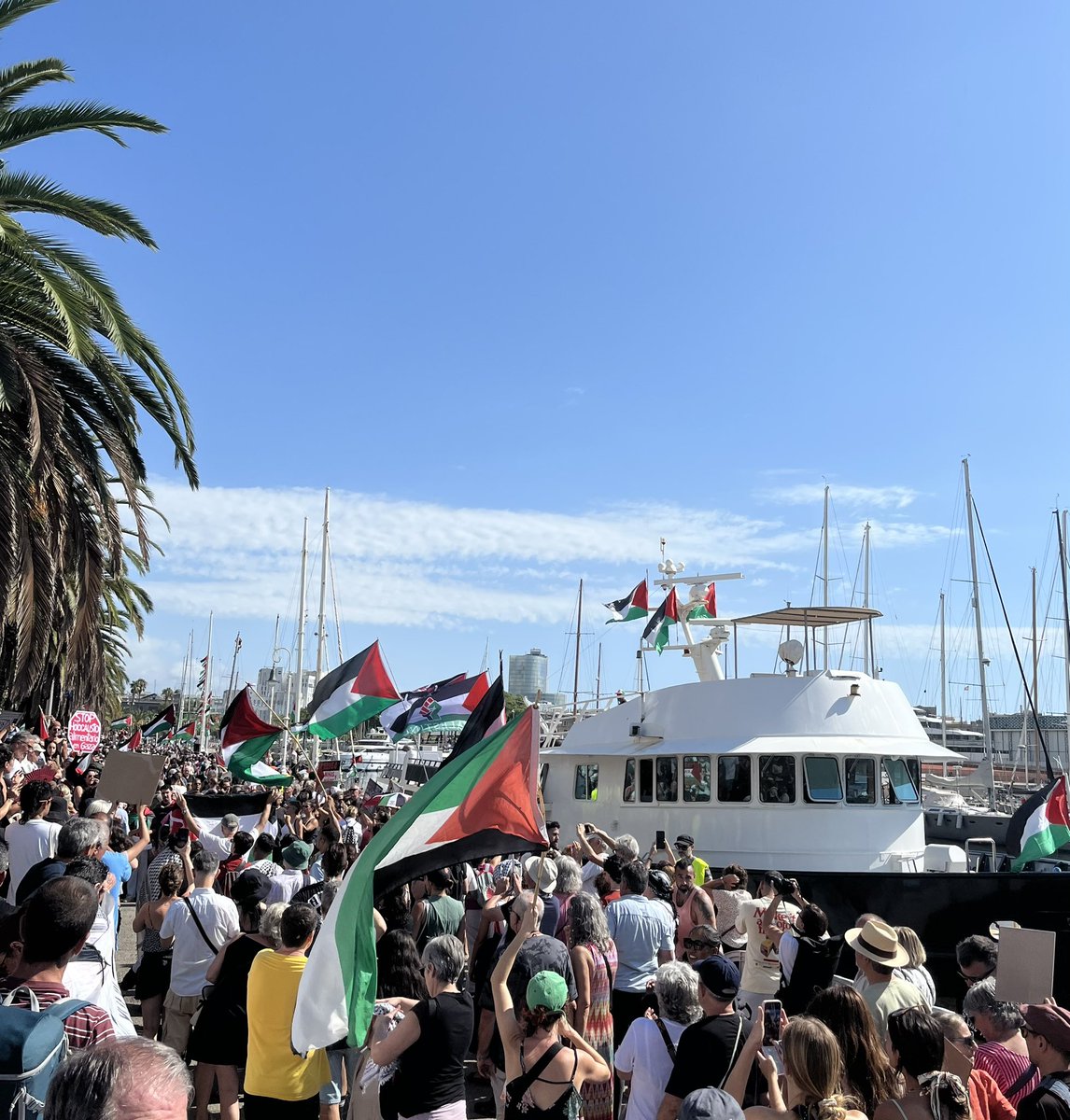 La solidaritat entre els pobles és a la base d’un nou món, aturar el genocidi i l’ocupació a Palestina és una causa urgent de la humanitat. Cap col.laboració amb l’Estat d’Israel, solidaritat amb el Poble Palestí.
#PalestinaLliure #sumudflottilla