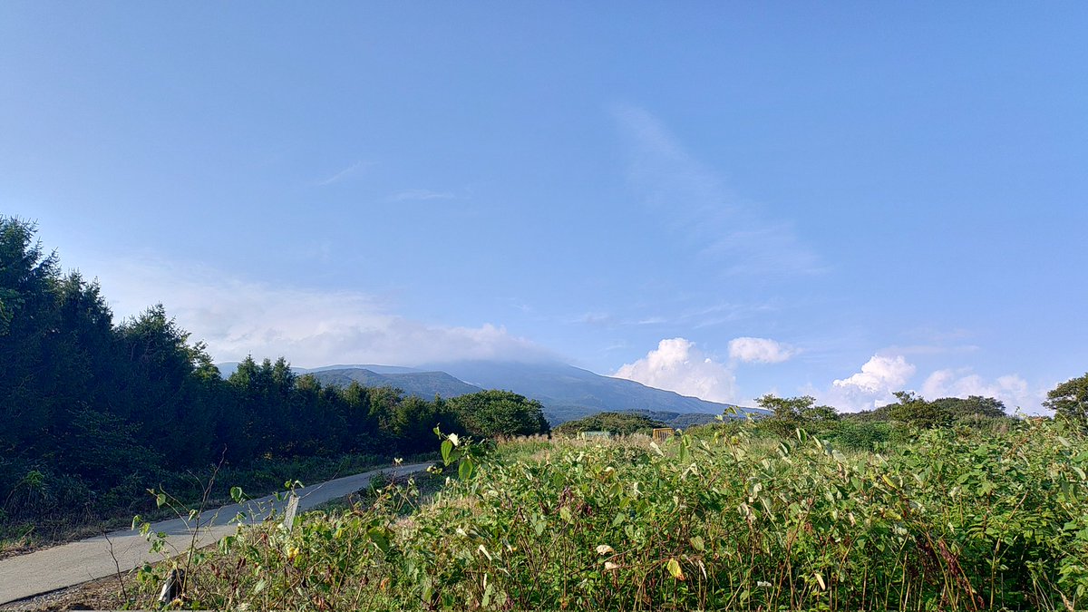 鳥海山に登ってきたけど雨＆ガスで全く何も見えませんでした。
大雪渓がまだ残ってたよ。
そして下山すると下界は晴れている。山頂はずっと雲の中だね。
#はやちねさんぽ
#登山
#鳥海山