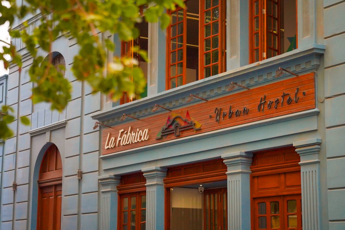 👉Fábrica La Flor Isleña, un edificio emblemático que nos recuerda el pasado tabacalero de Las Palmas de Gran Canaria y que sigue siendo parte de la esencia de la ciudad.

📍 Calle Luis Antúnez, esquina Pi y Margall

<a href="/estodotuyo/">Es todo tuyo</a> <a href="/turismogc/">GranCanaria.com 🌴☀️</a> <a href="/PedroQuevedoIt/">Pedro Quevedo Iturbe</a>