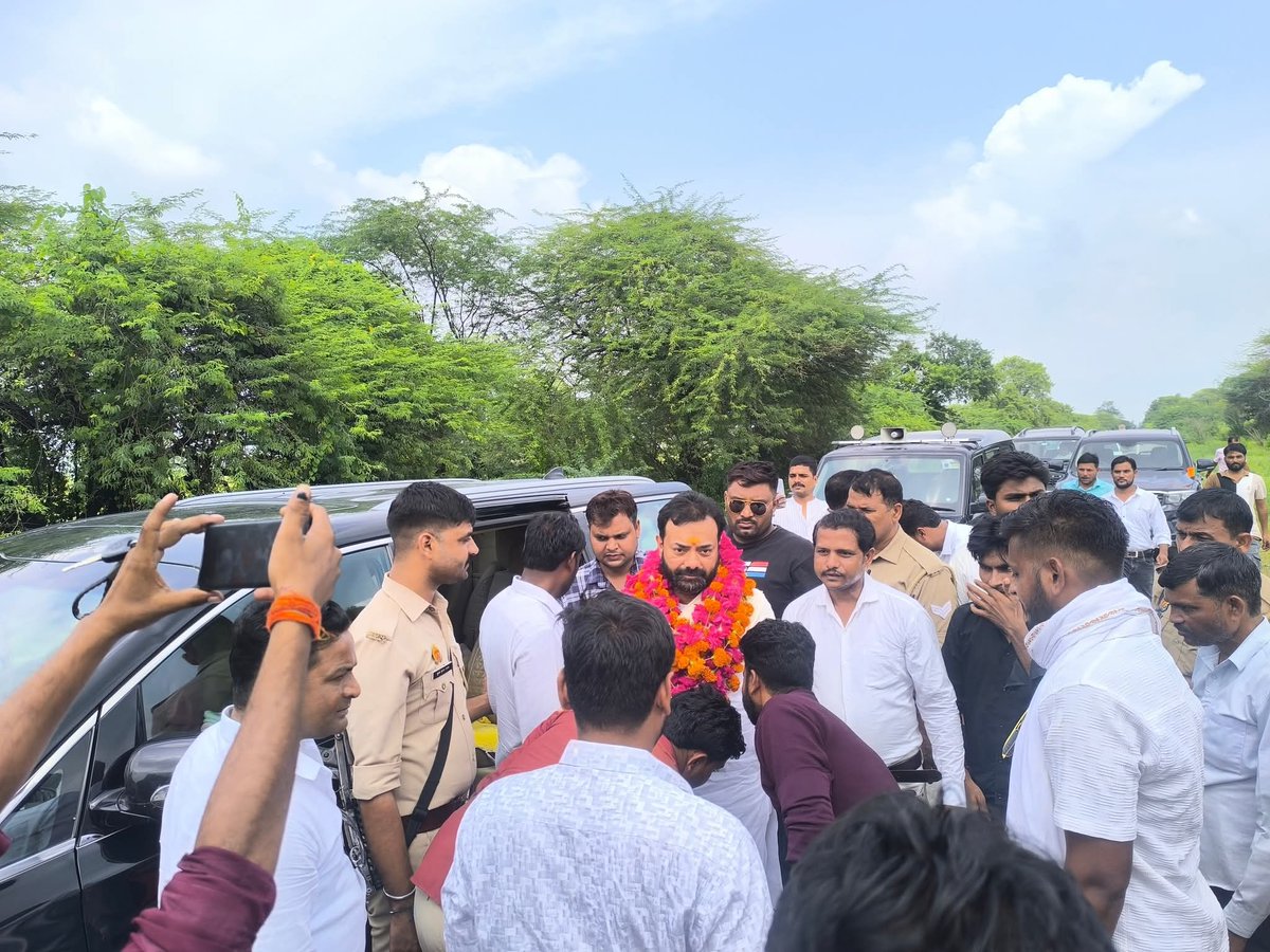 brijbhushanmla's tweet photo. विधानसभा क्षेत्र के ग्राम भटेवरा खुर्द में कार्यक्रम हेतु जाते समय मार्ग में प्रिय युवा साथियों द्वारा किए गए भव्य स्वागत से अभिभूत हूँ। 

आप सभी का यह स्नेह और समर्थन ही मेरी ऊर्जा है। हृदय से धन्यवाद एवं आभार! https://t.co/dyomsfkCTX