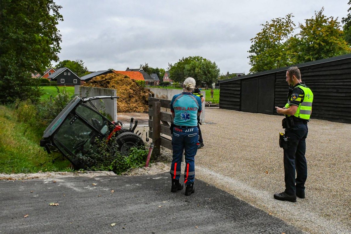 Tractor glijdt sloot in bij erfwerkzaamheden Grootegast; bestuurder gewond