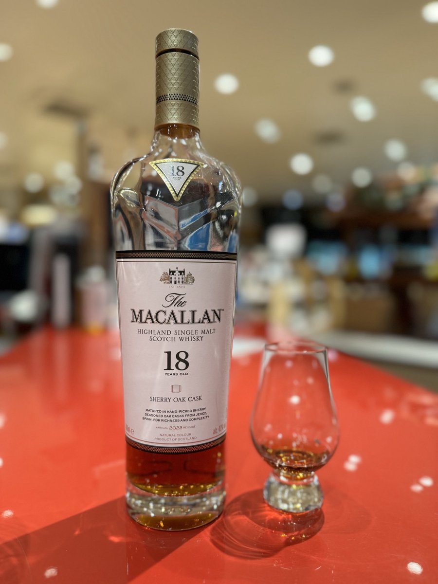 マッカラン18年‼️ワインに飽き足らずウイスキーに手を出してしまってます。こちら美味しいと聞きかじりまして🥃
バニラ香にキャラメル感、シェリーカスクウマし‼️
#マッカラン18年　#ウィスキー
