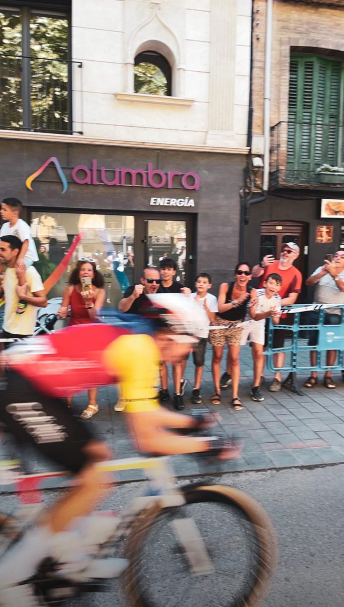 Etapa “Monzón Templario – Zaragoza”, con el imponente castillo templario como testigo y miles de personas vibrando con el ciclismo. Un espectáculo que recorrió Aragón de norte a sur, pasando por el Pirineo y por muchas ciudades #Aragón #España <a href="/lavuelta/">La Vuelta</a> <a href="/monzontemplario/">Monzón Templario</a> #Monzón