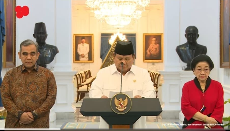 Saya menghormati pidato Pak Prabowo dalam kesempatan ini meski menurut saya pidato tersebut belum menyentuh hati rakyat dan belum menyentuh persoalan sesungguhnya.

Pidato yg tanpa kehadiran (Tdk diundang?) Wapres dan Ketum PSI ini kita hormati..! Semoga tensi menurun..!