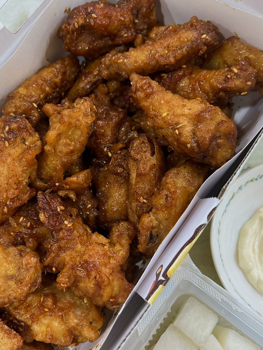 #제품제공 #RT이벤트

알티추첨 두분께 쯔란윙봉 기프티콘을 드립니다 🍗

60계 치킨에서 쯔란윙봉을 보내주셨어요 .. ♡ 
간장베이스 달콤짭짤한 맛에 이거 완전 맥주 안주자나 !!! 바로 맥주 꺼냈습니다. 
쯔란향이 너무 과하지 않고 그냥 개존맛임 ... 
같이 들어있는 웨지감자도 빠삭존맛 🤤