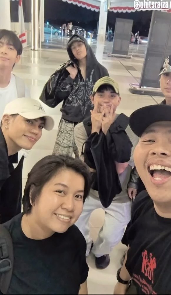 Baj (@dzaiu_999) on Twitter photo Yung limang bano spotted sa ig story ni audrey😻 welcome back sa pinas esbi!
<a href="/SB19Official/">SB19 Official</a> #SB19 Yung limang bano spotted sa ig story ni audrey😻 welcome back sa pinas esbi!
<a href="/SB19Official/">SB19 Official</a> #SB19
