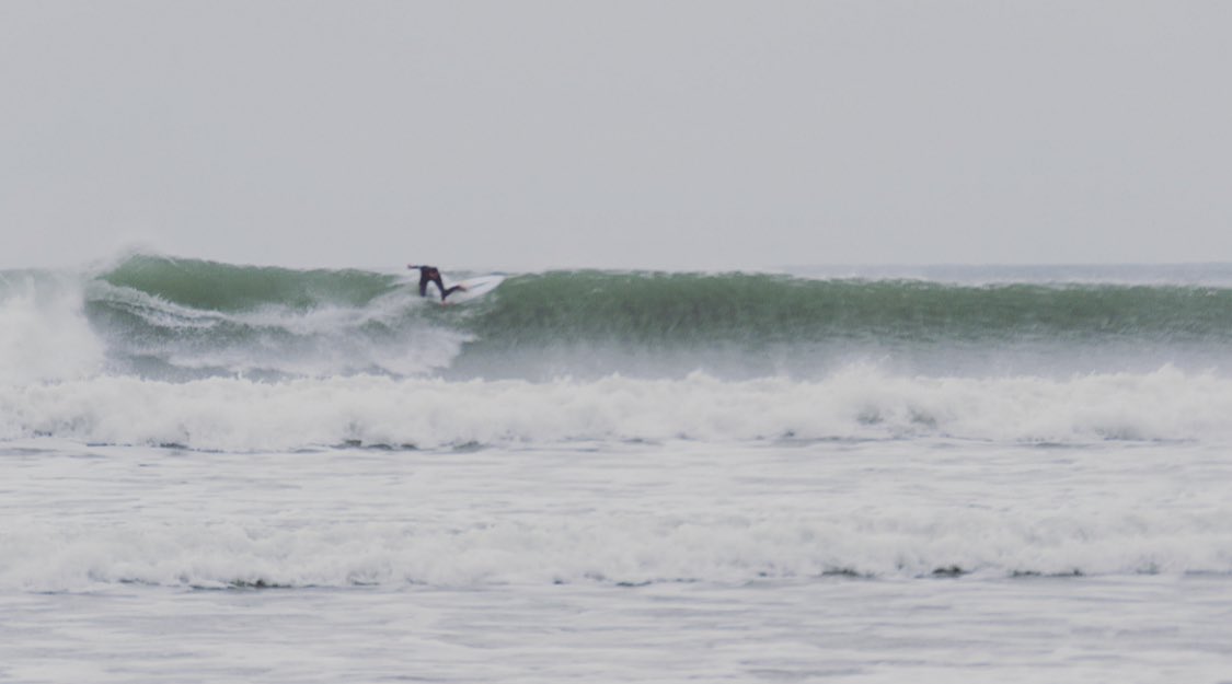 Autumn throwback- WSC coach Gary taking the high line on a left hand freight train in a windy #woolacombe 🌊🚂💨 #offshore #autumn #autumnswells #fast #highline #survival #woolacombebay #pumping #surfcoach #surfschool #backhand #chase #woolacombebeach #woolacombebay #throwback