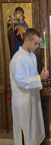 Колико сам ја поносна на ово моје млађе. Доживео разна шиканирања али и пружене руке. И ништа га поколебало није да мисли својом главом и сталожено и културно изнесе свој став. ПатриЈоте које у цркву уђу после кафане би га назвале "усташом".