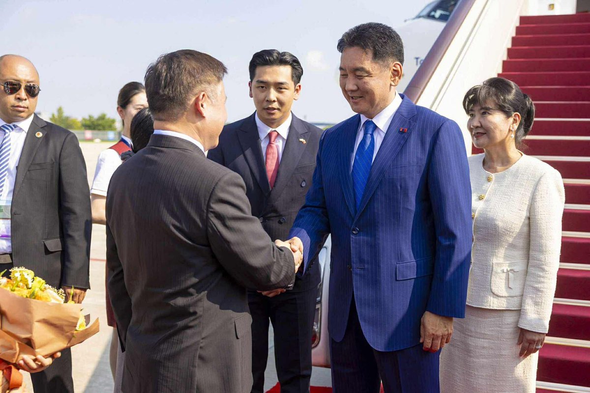 President of Mongolia U.Khurelsukh and his wife L.Bolortsetseg have arrived in Tianjin, China, to attend the expanded meeting of the Council of Heads of State of the SCO member states.

president.mn/34076/