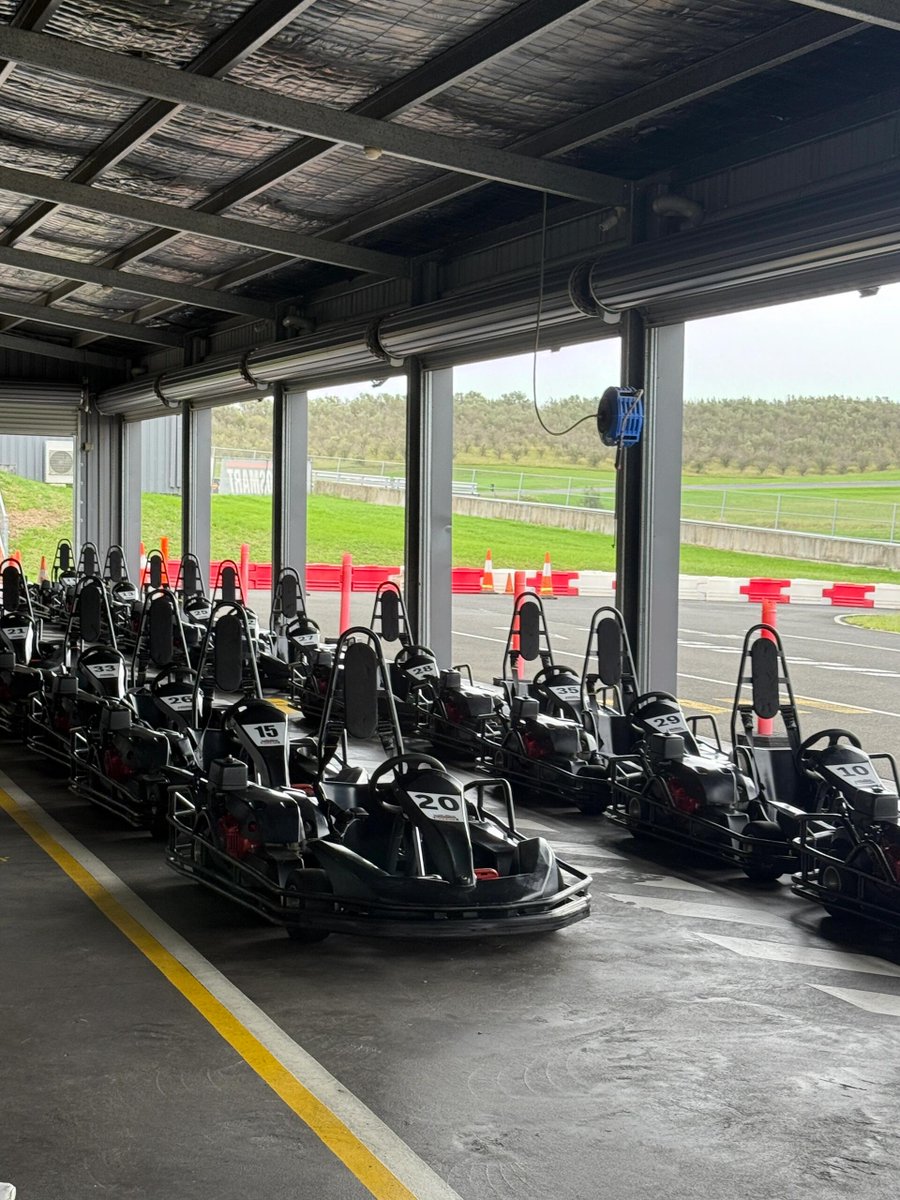 今日は友達とカートをしに行く予定です。屋内コースと屋外コースがありますが、雨が降ったら屋内でやります。