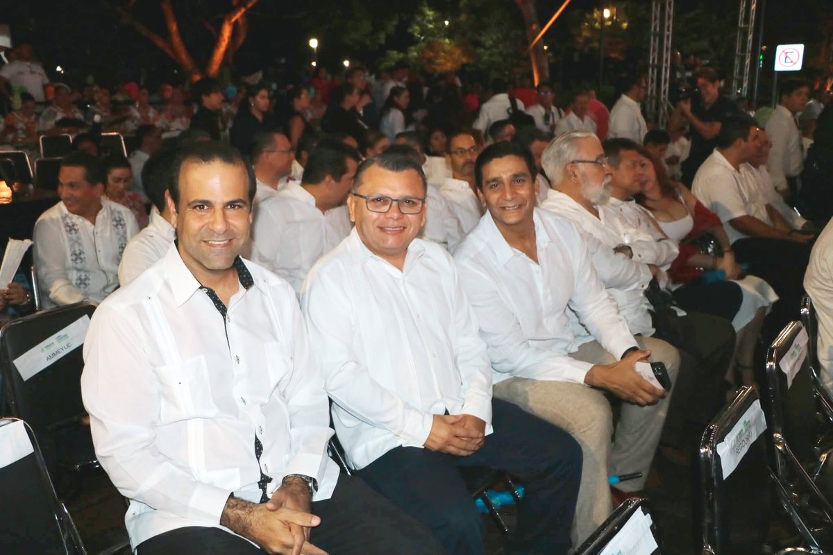 El Consejero Pdte del #IEPAC <a href="/moybates/">Moises Bates Aguilar</a> y la Consejera Ariana Couoh acudieron al I Informe de Gob. de la Alcaldesa del <a href="/AyuntaMerida/">Ayuntamiento Mérida</a> Cecilia Patrón
En el evento estuvieron presentes ex munícipes de la capital yucateca, autoridades de gobierno, académicos, empresarios y ciudadanía