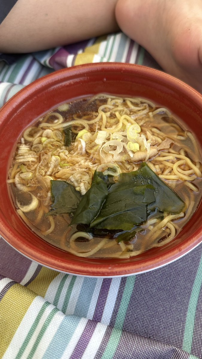 Q.なぜプールで食べるラーメンは美味いのか