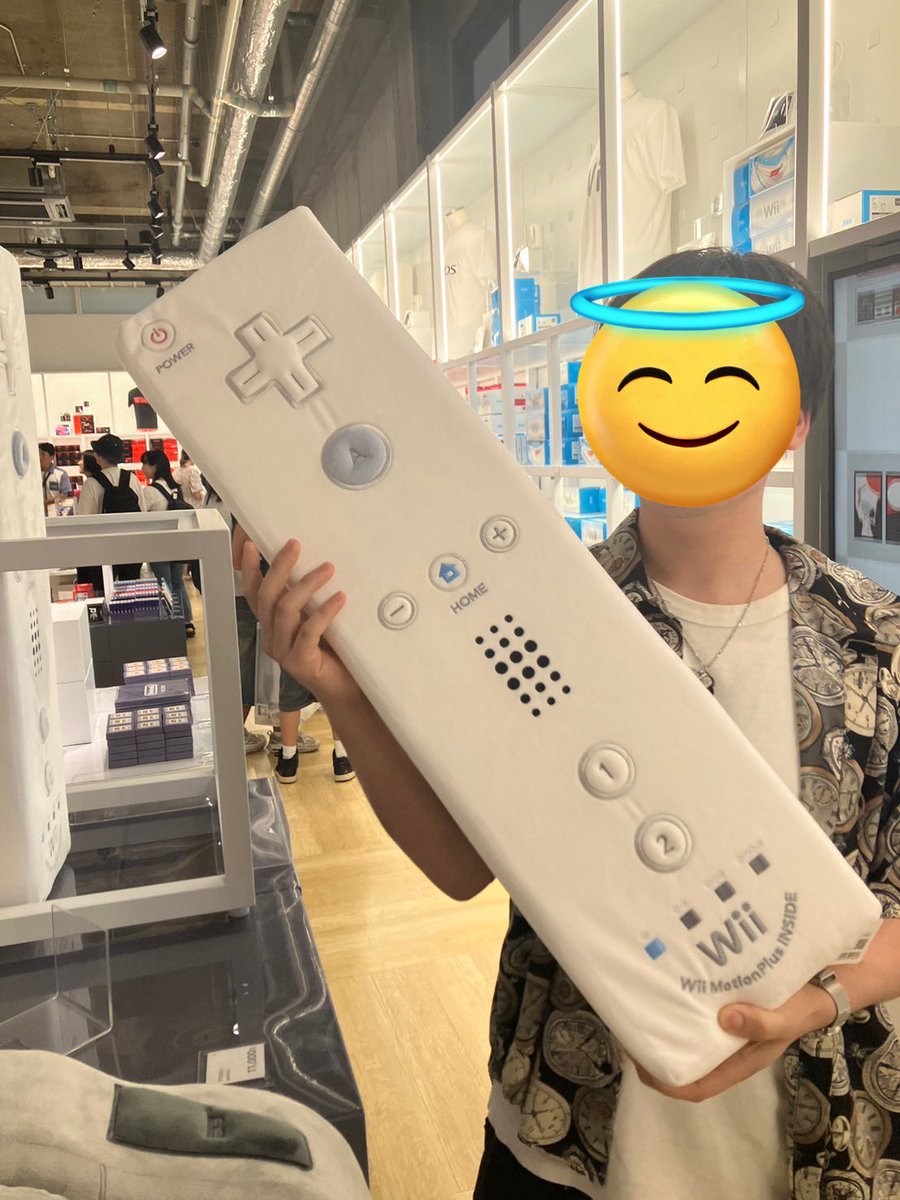 後輩の為におつかいしたこのバカデカWiiリモコン会社に持っていくのクソ笑う