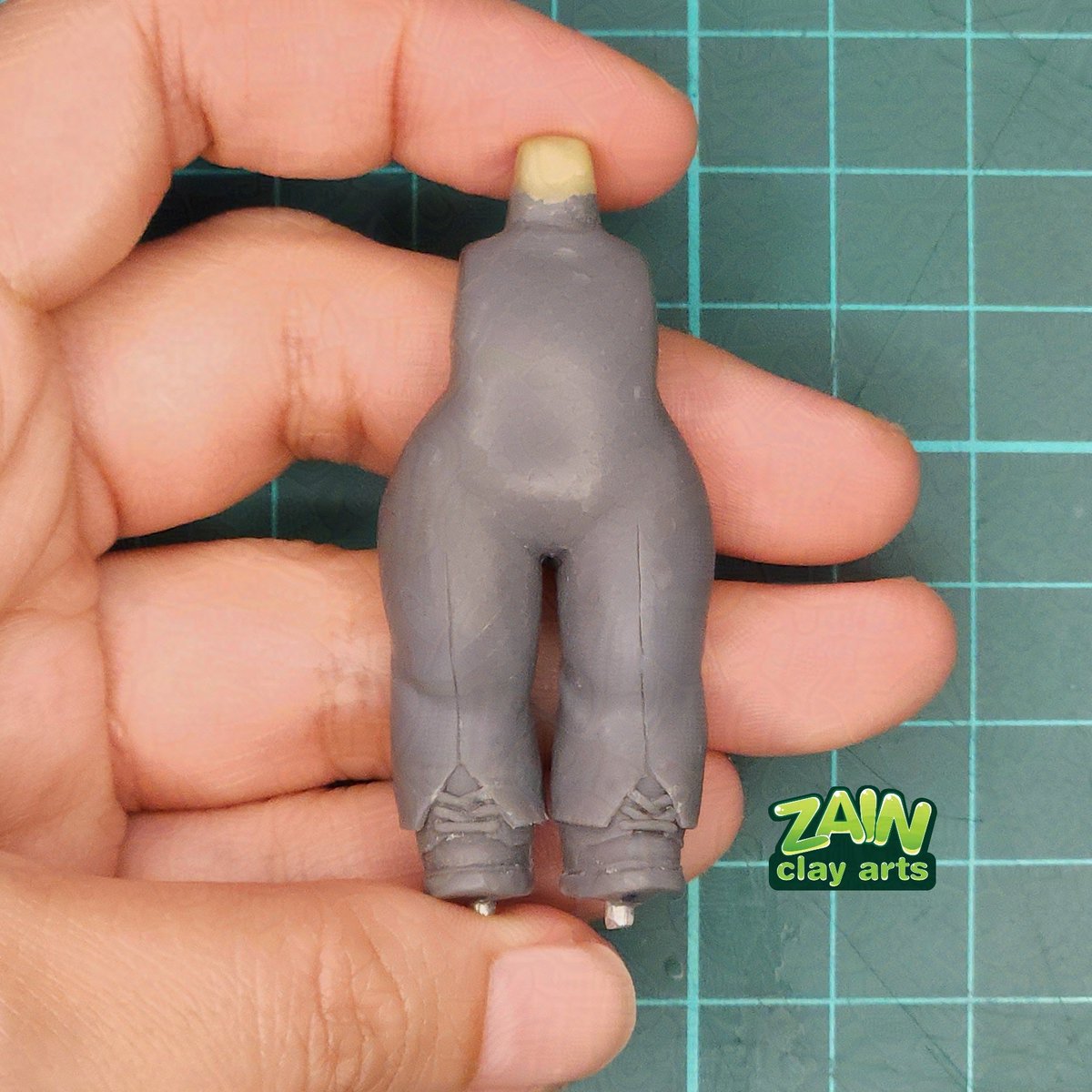 [Chibi Proj. - 22] More fixing and more sanding...

I worked on Chibi1's belt, forgot about it, and left it uncured for weeks! Thankfully, the clay I’m using didn’t crack that much 😮‍💨
#chibi #polymerclay #sculpt