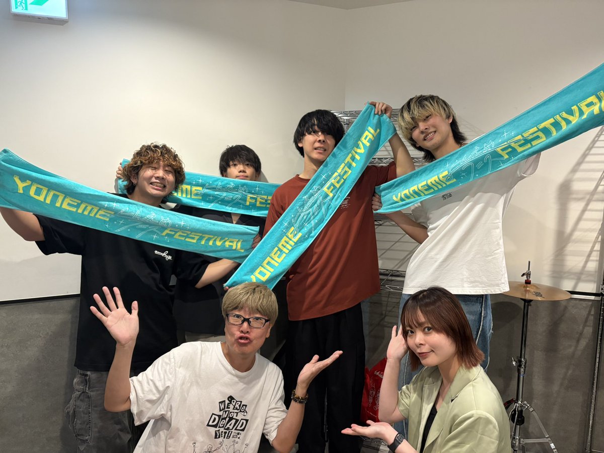 出番おわりのおもかげさんと！！
よんえめフェスのトップバッターとしてアツい演奏をかき鳴らしてくれました！

19歳の想いはアダルトチームにも届いてます！！

#omokage 
#よんえめ
#よんえめフェス
#横浜ReNYbeta