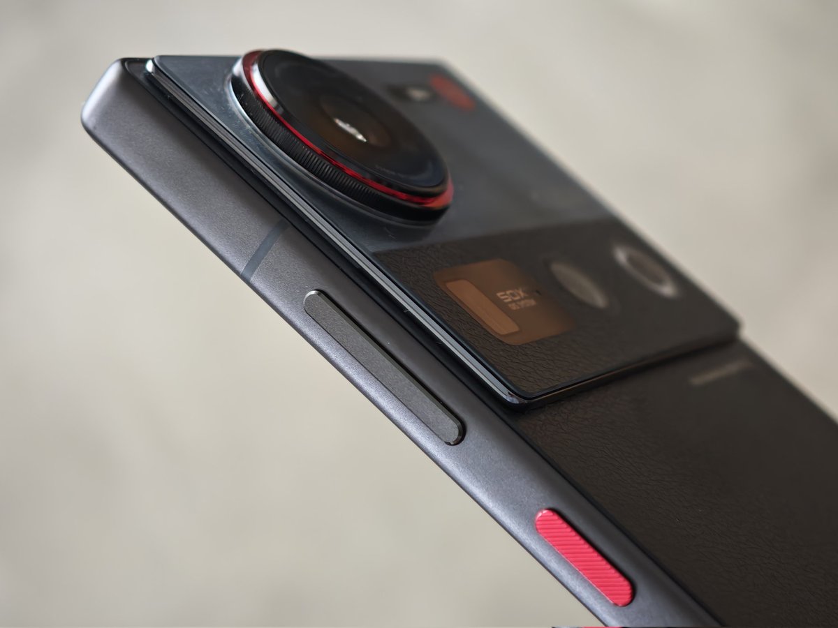 Paraph14's tweet image. 35mmレンズが特徴のnubia Z70S Ultraも送ってもらったんだけど、見た目がクラシックカメラ風になってて面白い。
メインレンズの35mmはスマホって感覚じゃなくてちゃんとカメラを触ってる感覚に近いから撮るのが楽しい。
ただちょっとやりすぎなデザインなので好みはわかれそう…笑
作例は後日動画で。