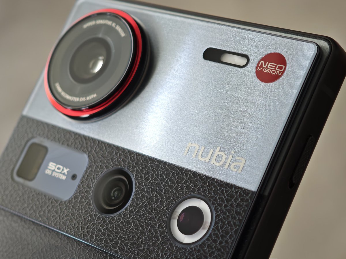 Paraph14's tweet image. 35mmレンズが特徴のnubia Z70S Ultraも送ってもらったんだけど、見た目がクラシックカメラ風になってて面白い。
メインレンズの35mmはスマホって感覚じゃなくてちゃんとカメラを触ってる感覚に近いから撮るのが楽しい。
ただちょっとやりすぎなデザインなので好みはわかれそう…笑
作例は後日動画で。