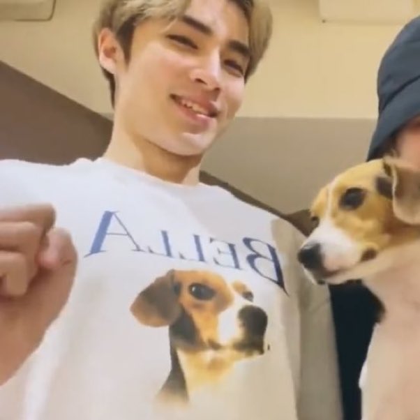 jaenoh_'s tweet image. bella looking at herself