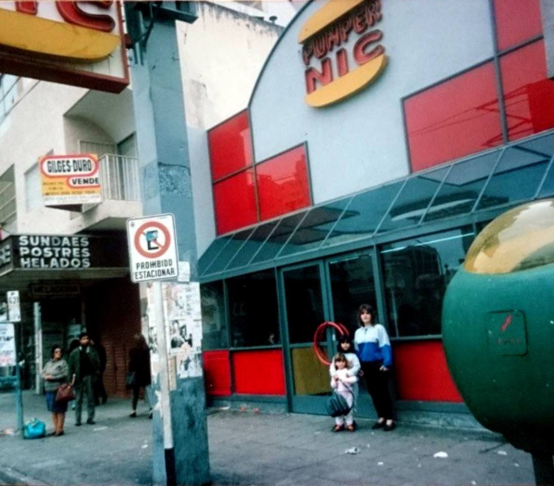 Un local de Pumper Nic y una cabina de Entel en la misma foto, más ochentismo no se consigue.