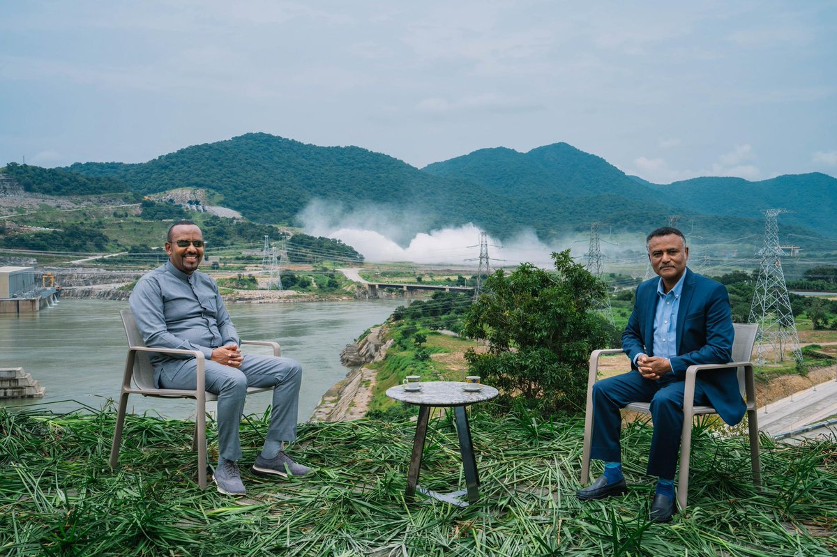 PMEthiopia's tweet image. "የኩስመና ታሪክ ማብቂያ" 

ከጠቅላይ ሚኒስትር ዐቢይ አሕመድ (ዶ/ር) ጋር የተደረገ የጉባ ላይ ወግ ነገ ሰኞ ነሐሴ 26 ፣ 2017 ከምሽቱ 2:30 ላይ ይጠብቁ።

#PMOEthiopia