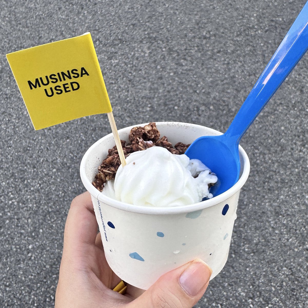 오늘 성수 가시면 무신사유즈드 코인 받아서 뽑기하고 요거트월드 아이스크림 드세요! (큐알 찍고 무신사 나오는 상품 하트-입장 코인 증정) 요거트월드 플친, 스토리 업로드하면 토핑 추가 가능해요. 
무뷰페 퇴장하면 외부에서 노란 쿠폰 종이 주시는데(입장때 없었는데...?) 그것도 추가 코인