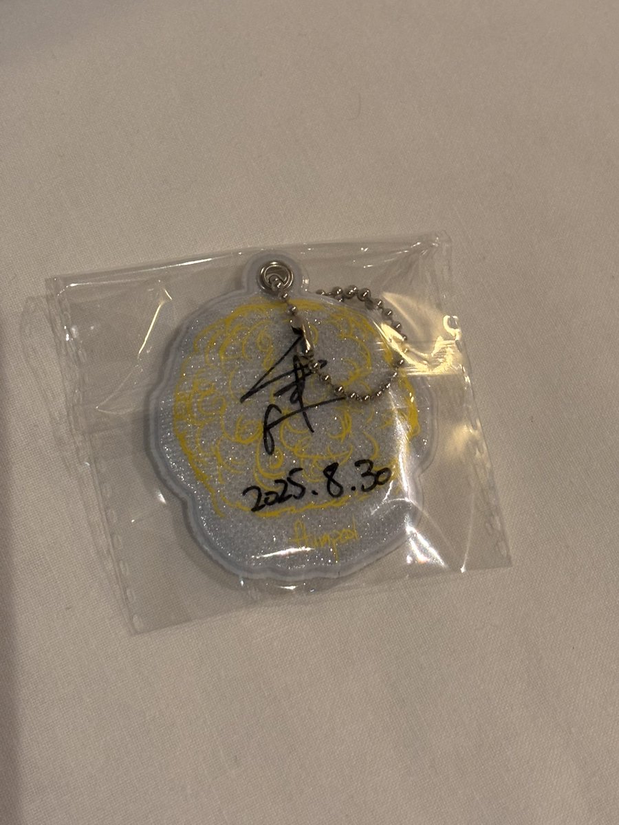 fp_soo2's tweet image. 昨日のflumpool広島めっちゃ良かった〜！！
わりと近くで見れたし、ライブで聴いた事なかった曲もたくさん聴けたし最高🙌🙌
ランダムグッズも一生さんのサイン入り当たって感謝🙏
#flumpool