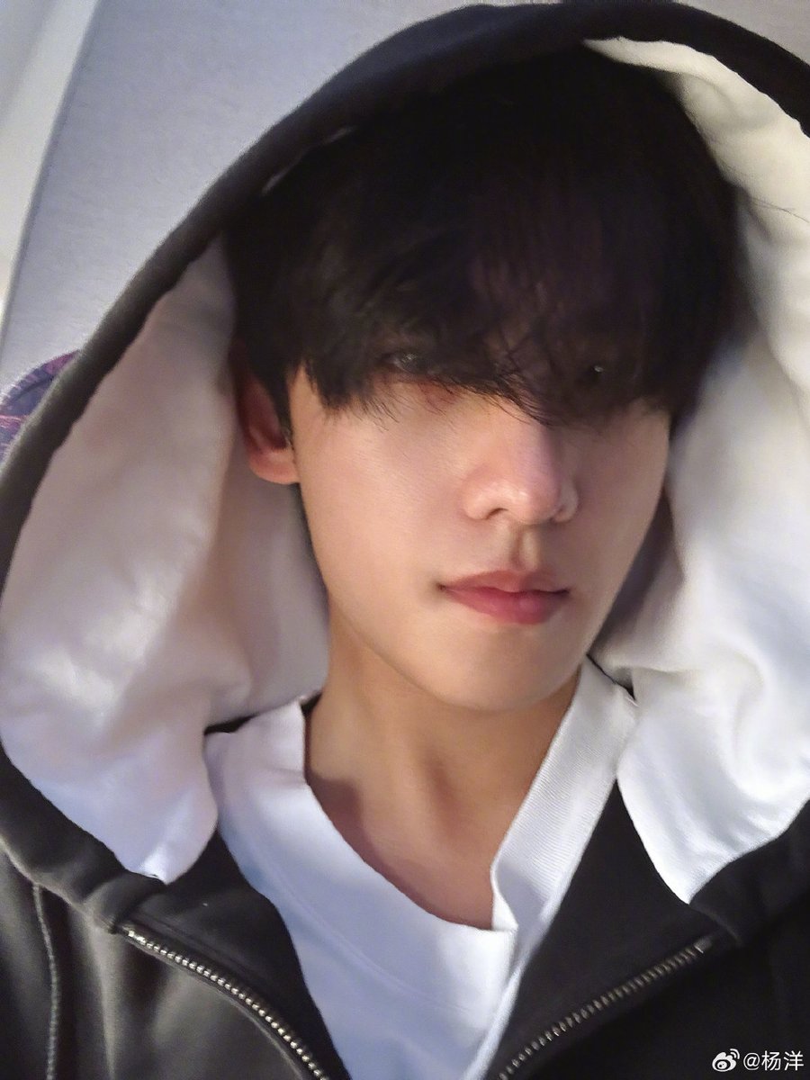 yyang0099_'s tweet photo. The soft airplane lighting paints a sense of transience as if he’s caught somewhere between destinations, carrying an air of calm mystery with a gaze that feels distant yet magnetic. https://t.co/CF3dEEkT0e