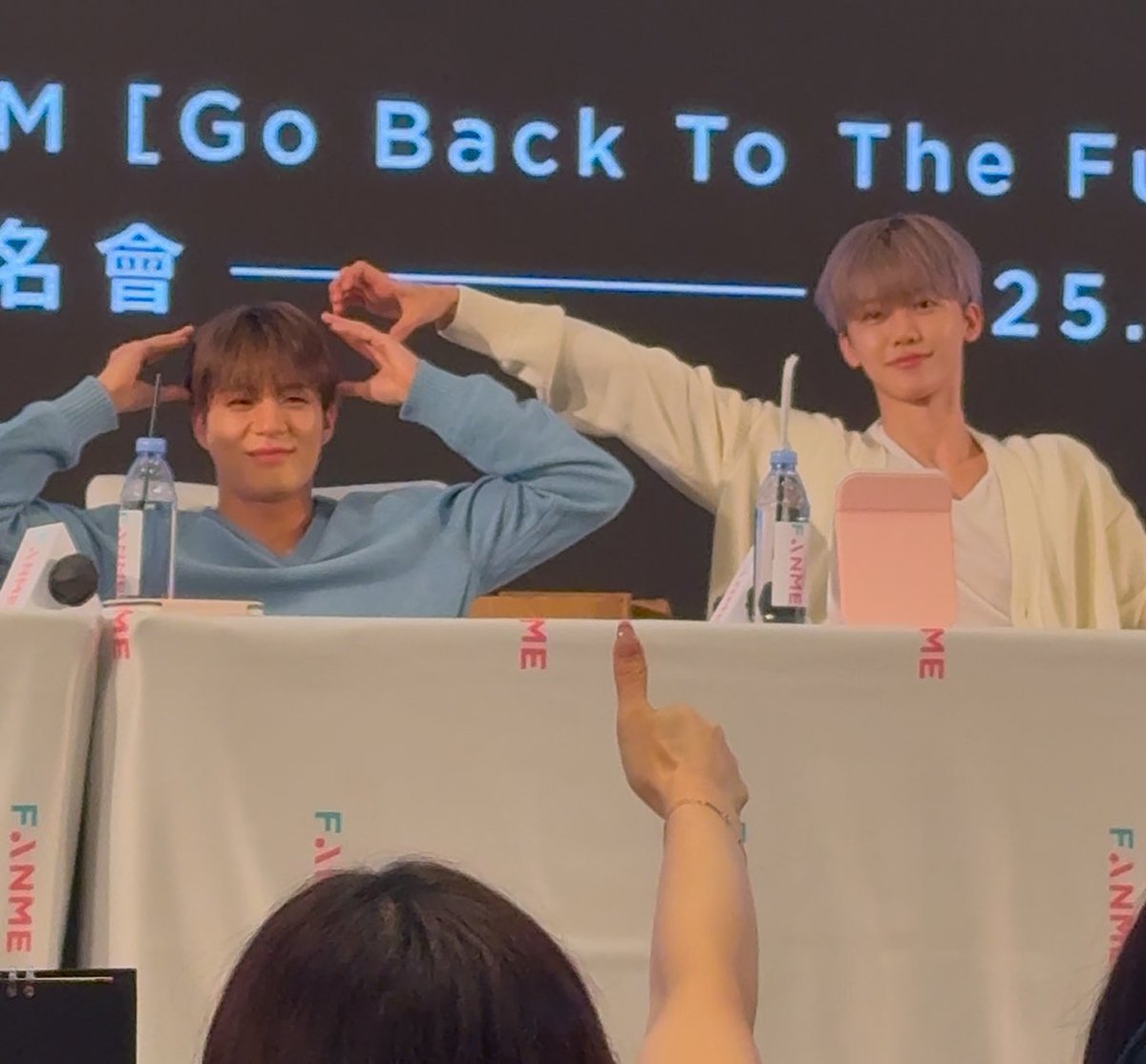 ยกนิ้วโป้งคือถูกใจสาววายปะ 5555555555555555555555555555555