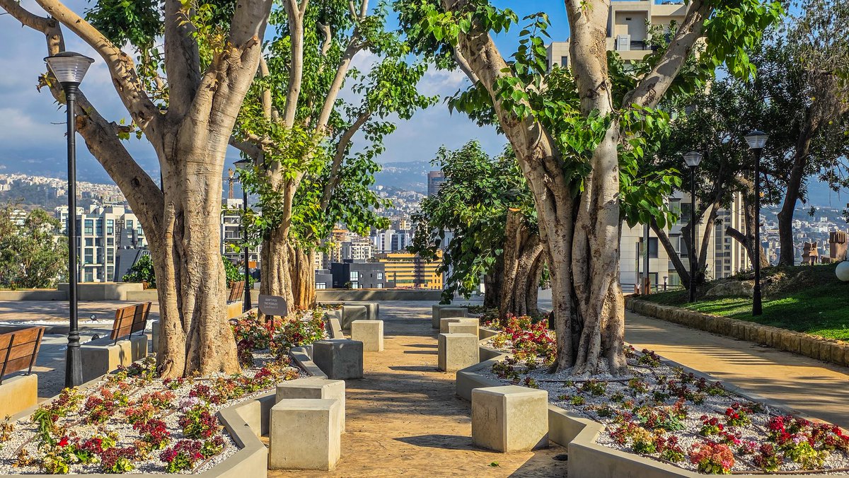 Réouverture prochaine du jardin de Sioufi, où je glissais enfant sur le toboggan métallique criblé d'éclats d'obus. Une nouvelle page, encore une, dans l'histoire de Beyrouth.
