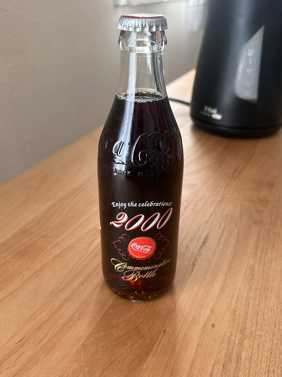 年代物コーラ発見✨
僕が産まれる前からある先輩🤭

飲めるのかなぁ…？ (꜆ ˙-˙ )꜆🥤