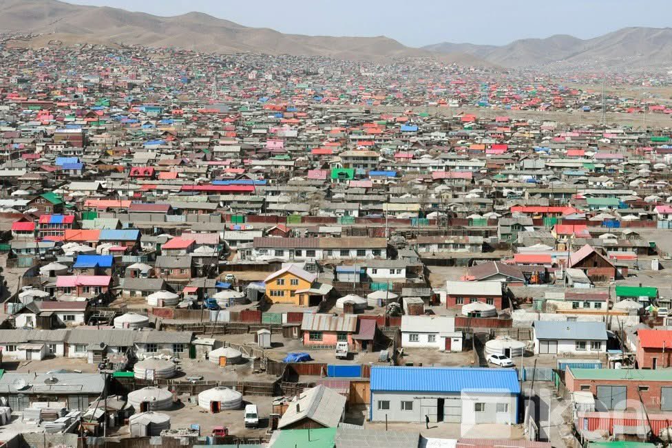 Гэр хороололоор явж үзээд 1 Солонгос хүн асууж бн. Энэ бүгд өөрсдийнх нь газар уу? 
-Тиймээ  
-Ягд хашаагаа янзлаад, модон жорлонгоо цэвэрлээд, мод тарьдаггүй юм бэ?