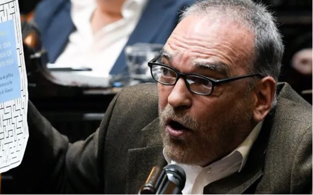 Fernando Iglesias asumió ser un "menemista tardío" y se quejó que el PRO no lo quiso poner en la lista. Además tildó de traidores a los votantes amarillos que no apoyen a Milei. ¿Pegará embajada en Roma? El tiempo lo dirá