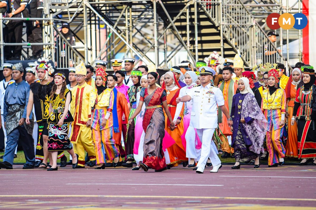 fmtoday's tweet photo. The National Day celebration at Dataran Putrajaya featured a riot of colour - and the spirit of patriotism - by its many participants.

📷: Moganraj Villavan

#FMTNews #Merdeka68 #FMTLens #MerdekaParade #DataranPutrajaya
(1/5) https://t.co/BvL1VhIaNM