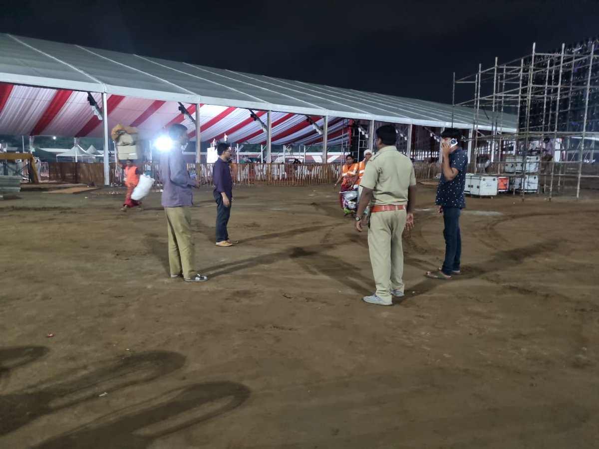 harish_jsp's tweet photo. @BalireddiSatish @gkvasantha @JanaSenaParty @PawanKalyan @GVMC_VISAKHA Idhi public stunt ani comment chese vallu e photos chudandi. Idhi meeting aipoyaka sanitary workers ni teskochi clean chesina tharvatha vachina photos https://t.co/TW1goWpXyo