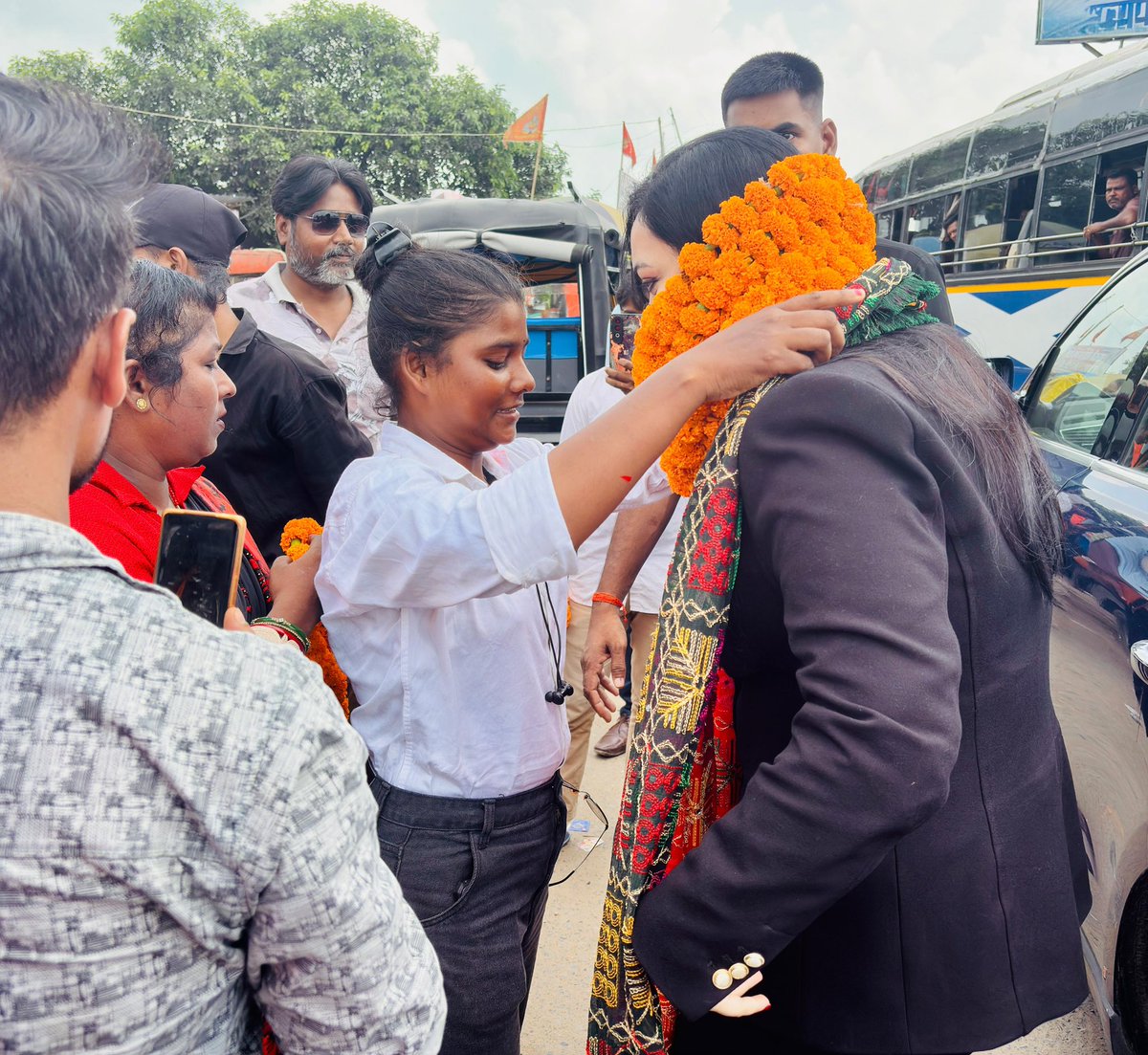 कटिहार के रास्ते पार्टी की पूर्णिया जिला अध्यक्ष श्रीमती कंचन देवी द्वारा दप्पा चीफ से मुलाक़ात व सम्मान।