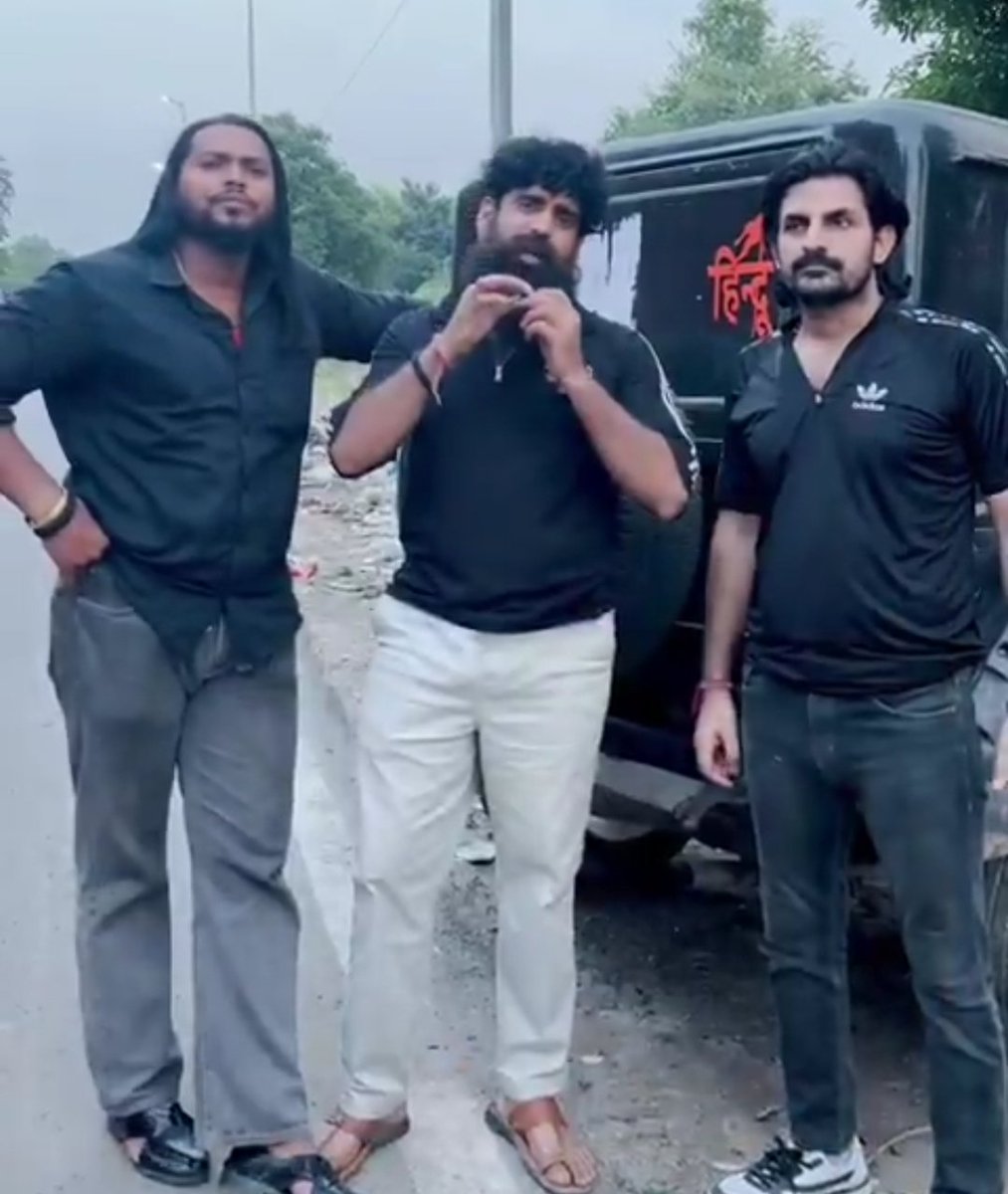 sonuydv87's tweet image. भोजपुरी इंडस्ट्री के माफीवर पवन सिंह ने अंजलि राघव से माफी मांग ली है! आज से पॉवर स्टार सिर्फ खेसारी लाल यादव रहेंगे !

खेसारी ने कभी ऑन कैमरा किसी कलाकार के साथ घटिया हरकत नहीं की है! #PawanSingh #AnjaliRaghav #khesarilalyadav
Action.                              Reaction