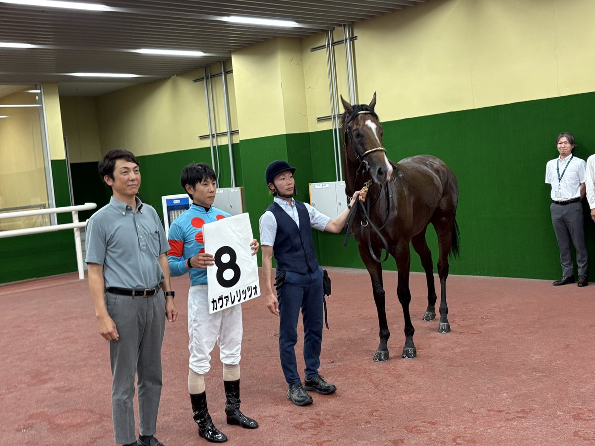 【今日の1枚】@中京競馬場

最後の直線で内から鋭く突き抜け、2着馬に5馬身差をつける圧巻の走りで新馬戦を勝利した #カヴァレリッツォ

鞍上の北村友一騎手は「まだまだ荒削りですが、瞬発力は非凡でしたし、先々が楽しみです！」と太鼓判を押していました✨

今後の活躍に目が離せないですね。