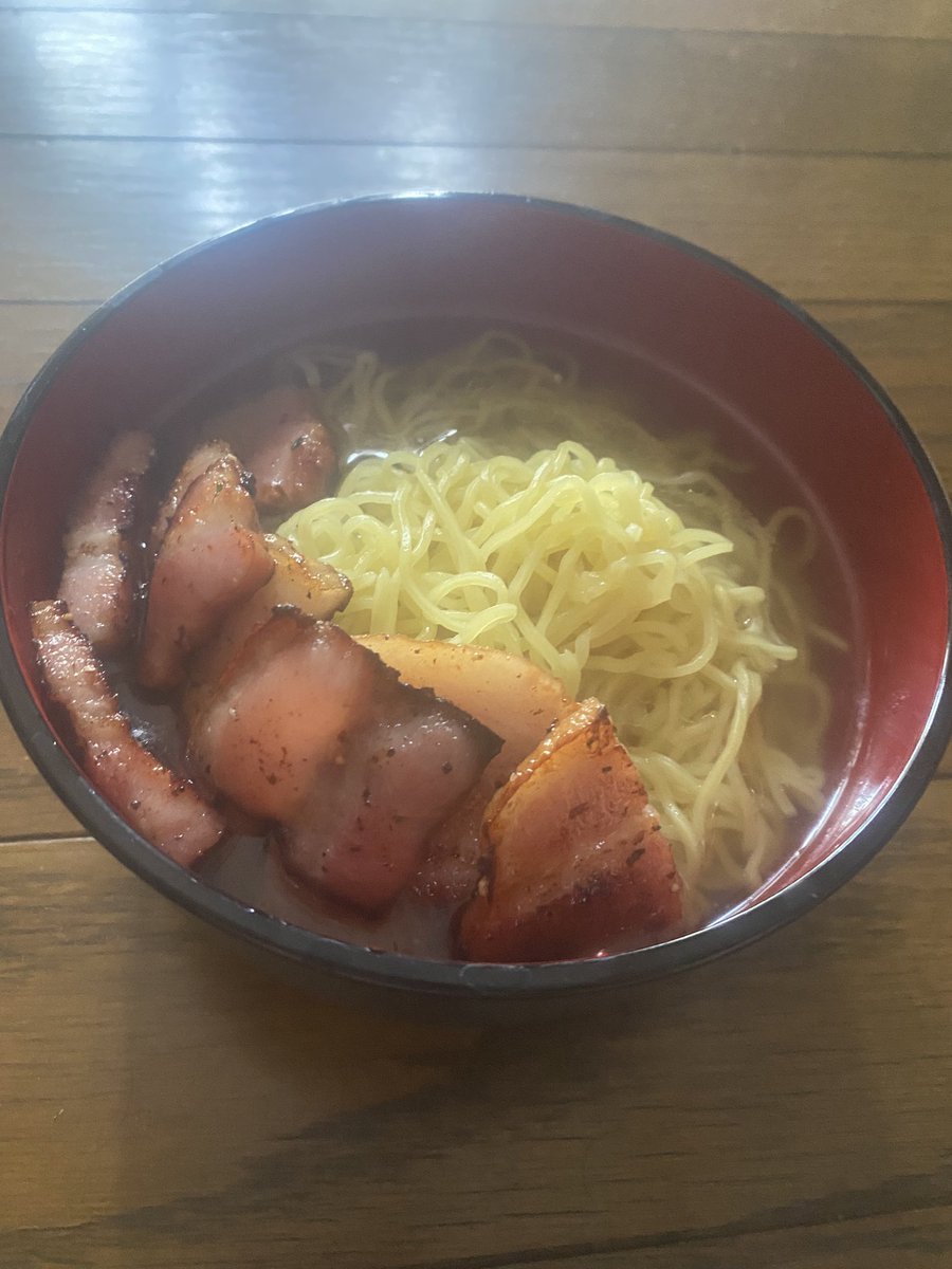 鯛だし取って塩ラーメン作ってみたwww
暇すぎたwww
安い生麺あってよかったぁ