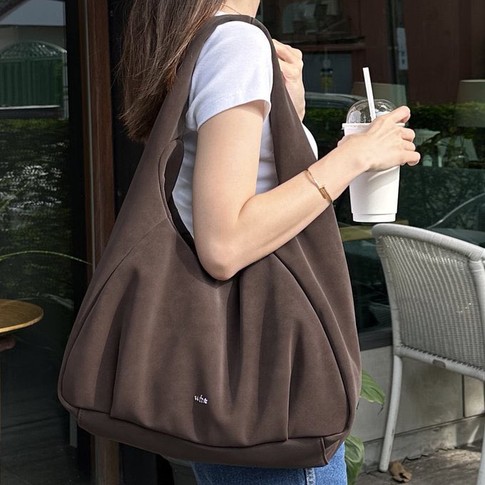 tamjaichunbkk's tweet photo. hobo bag ของร้าน whisperwhite คือลูกรักอีกใบ จุของได้เยอะ ใส่ laptp 13 นิ้ว ipad กระบอกน้ำได้สบายๆ ตัวกระเป๋านุ่มสุด สี chocolate หนังกลับ สวย แพงสุดๆ ตัวกระเป๋าน้ำหนักเบา สะพายแล้วไม่ดูเทอะทะไม่เจ็บไหล่เลย นุ่มมากๆ ทรงสวย
https://t.co/VeeJtEvK1I
https://t.co/YSYEfeT1cc https://t.co/5TwLck1tjW