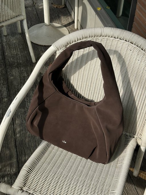 tamjaichunbkk's tweet photo. hobo bag ของร้าน whisperwhite คือลูกรักอีกใบ จุของได้เยอะ ใส่ laptp 13 นิ้ว ipad กระบอกน้ำได้สบายๆ ตัวกระเป๋านุ่มสุด สี chocolate หนังกลับ สวย แพงสุดๆ ตัวกระเป๋าน้ำหนักเบา สะพายแล้วไม่ดูเทอะทะไม่เจ็บไหล่เลย นุ่มมากๆ ทรงสวย
https://t.co/VeeJtEvK1I
https://t.co/YSYEfeT1cc https://t.co/5TwLck1tjW