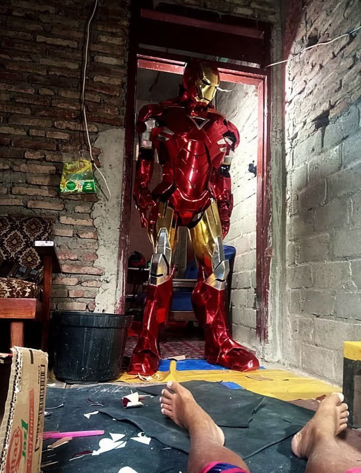 action figure Iron Man di tempat yang kontradiktif 😃