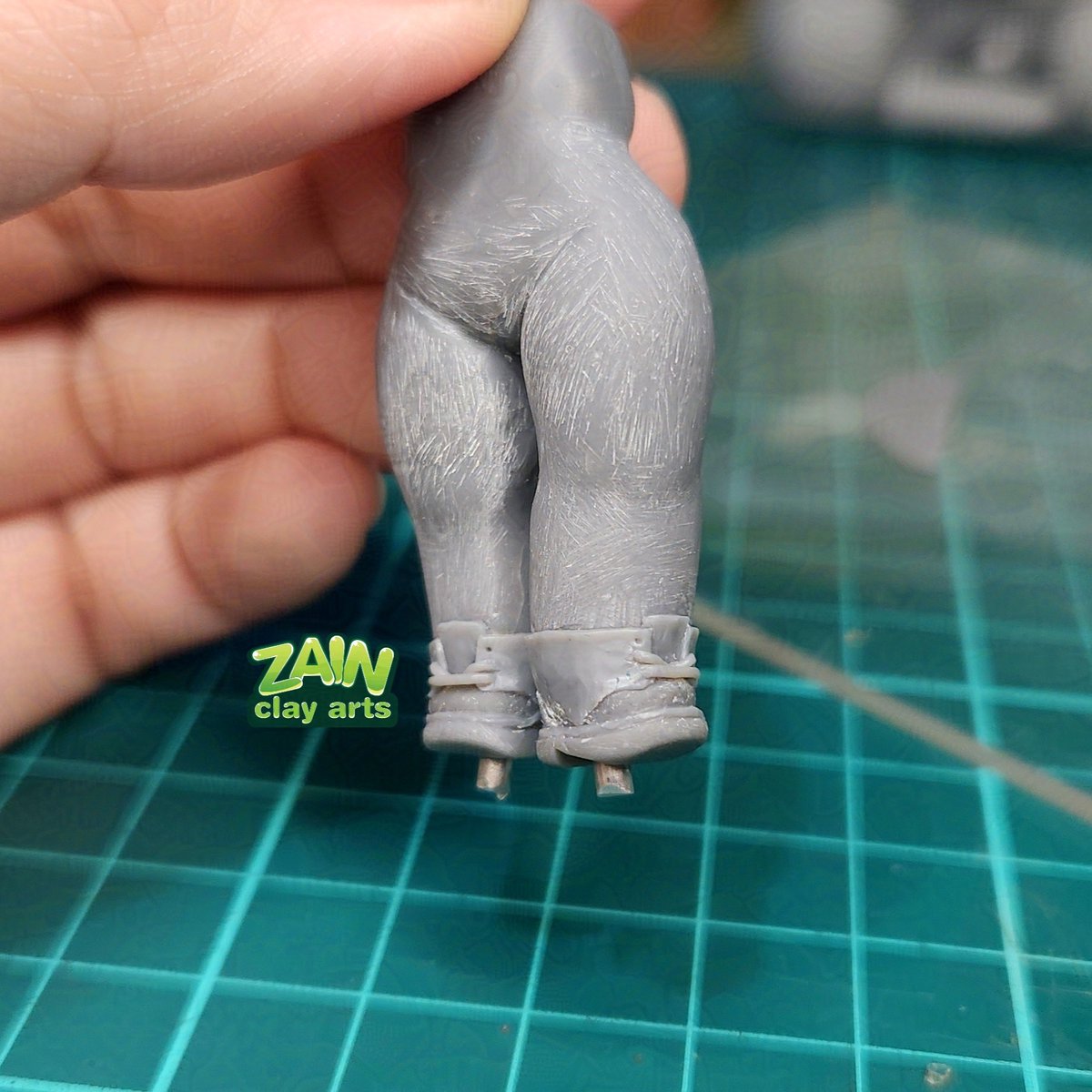 [Chibi Project - 23] Added a skirt on Chibi2

Chibi2 wears some kind of a skirt. I made it using a thin strip of clay and then shaped the pleats.

Worked on Chibi3's shoe details too!
#chibi #polymerclay #sculpt