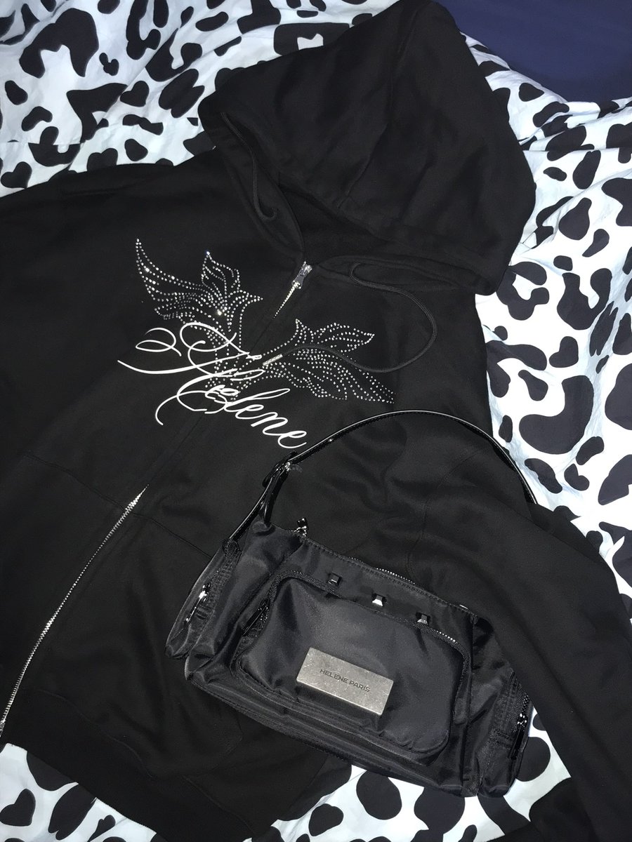 #제품제공 #rt이벤트 5분에게 헬레네파리스 상의를 보내드립니다!

헬레네파리스 25 FALL시즌 AFTER PONY CLUB 제품 착용해보았어요!!
후드집업 큐빅과 가방 조합이 너무 시크하고 예쁨 무채색 맛집이네요 빨리 입게 가을이 왔으면...개강룩 올블랙 코디로 넘 좋은듯