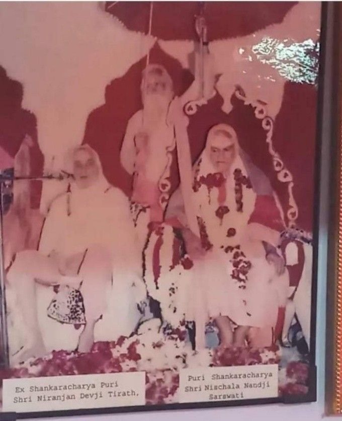 suryanandannet's tweet image. Puri Shankaracharya ( Ex and Present ) -1992 🙏🙏