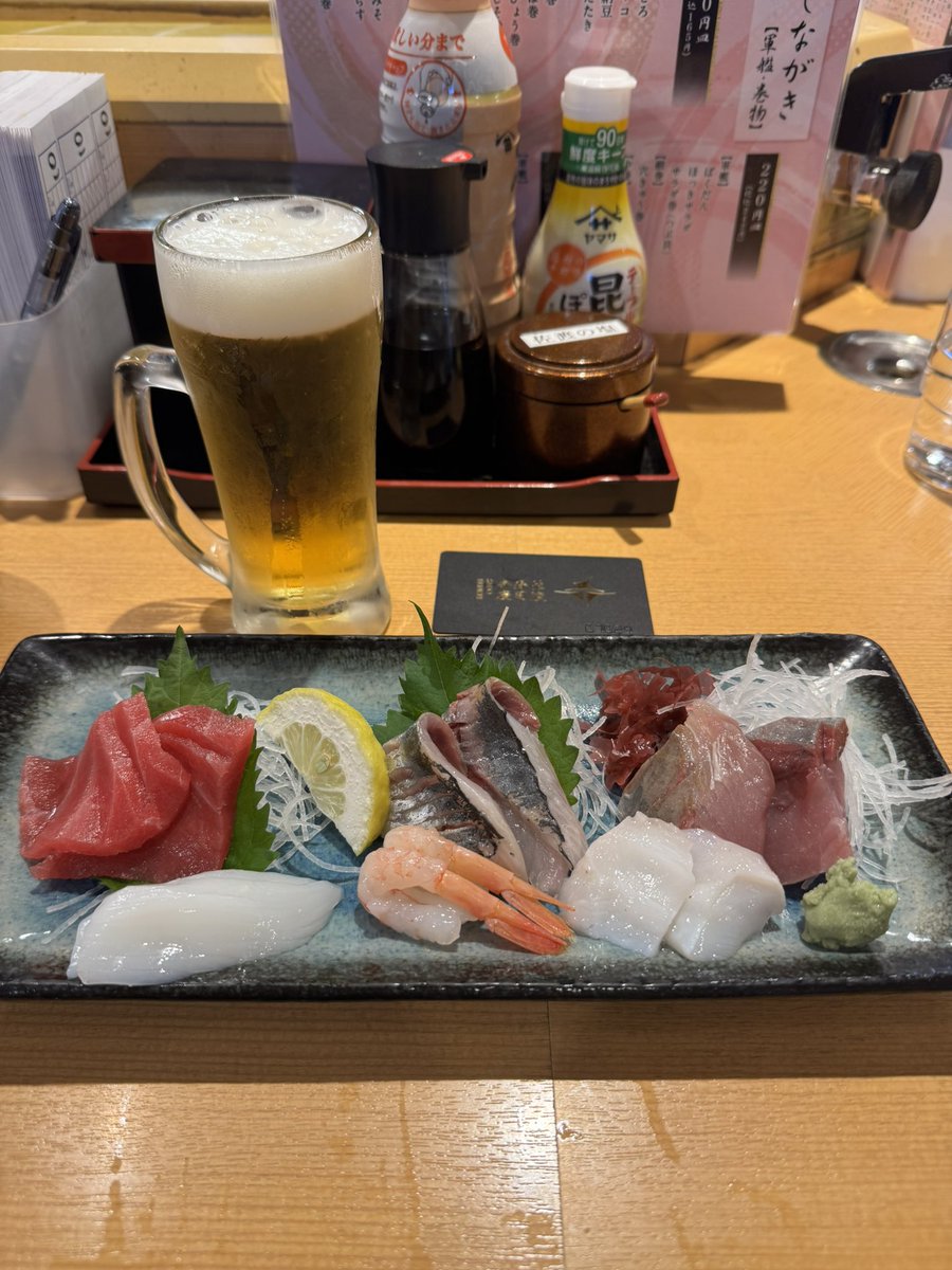 _Uki_s's tweet photo. 回転寿司弁慶、ブラックカード特典使用したら刺し盛り代だけで幸せ昼飲みできちゃうし何よりお会計550円なのでね、にっこにこですわ〜 https://t.co/BStc8SWrmL