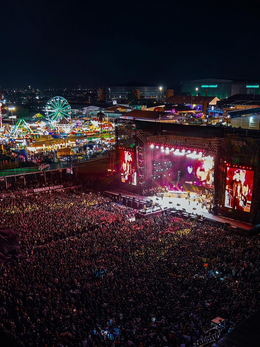 RuthGonzalezMx's tweet image. #MarcaRegistrada conquistó el corazón de miles de potosinas y potosinos que llenaron a lo grande el Teatro del Pueblo en la #Fenapo2025