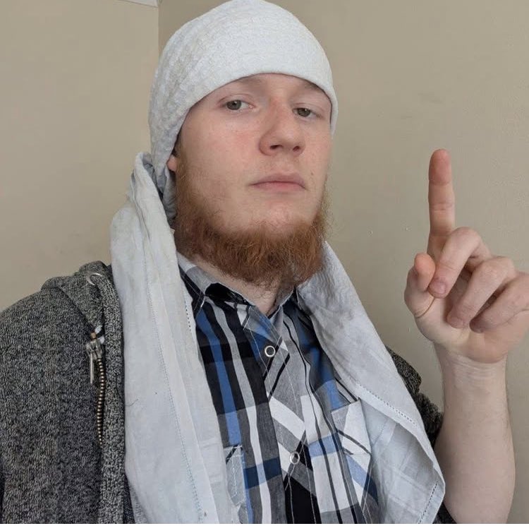 بريطاني اعتنق الإسلام وسمّى نفسه أحمد ، والحمدلله