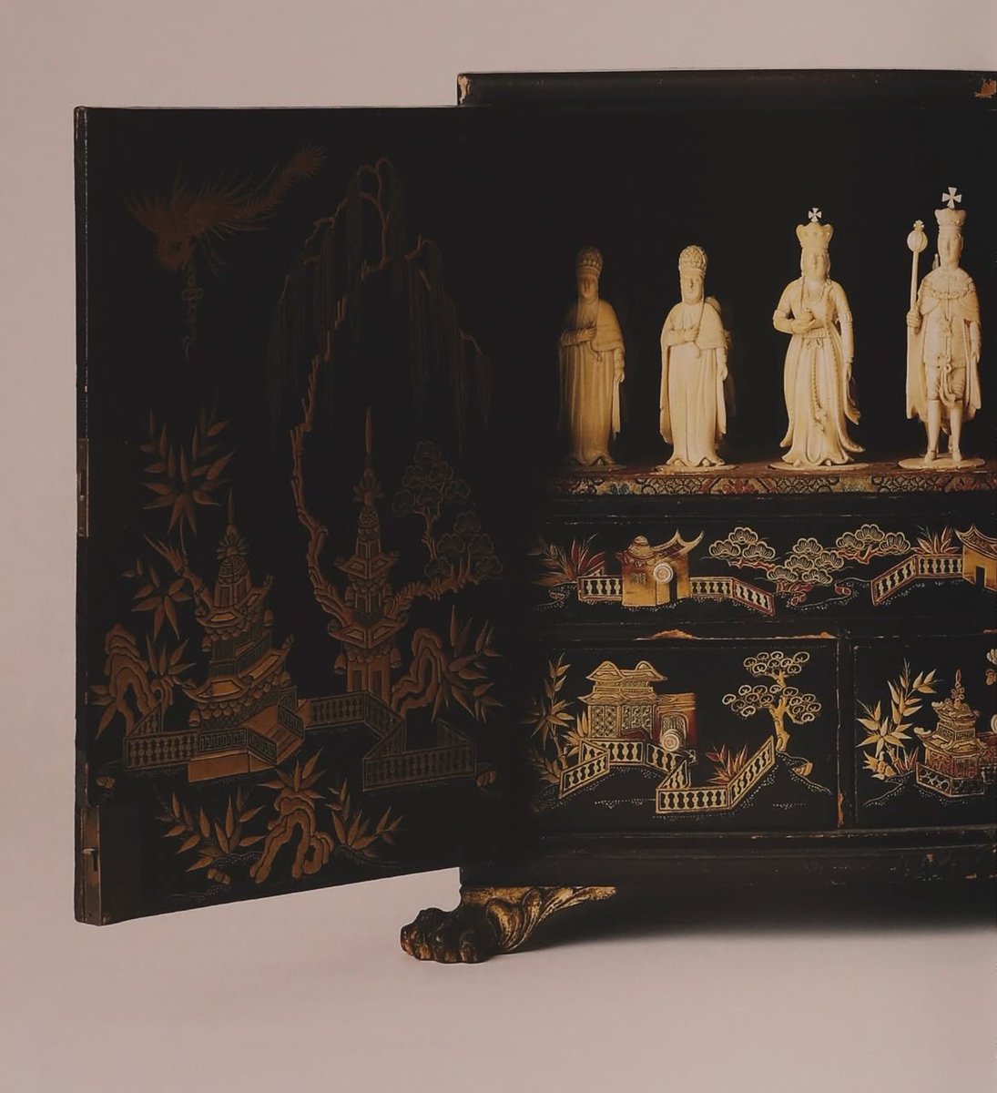 saintdutchess's tweet photo. I’ve increasingly become obsessed with chess sets (and I mean I’m deep in the chess forums) these are some of the most beautiful I’ve seen. From the book Masterworks: Rare and Beautiful Chess Sets of the World. Collected over hundreds of years, from India to the soviet gulag. https://t.co/tmaLxTzL0B